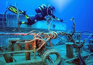 wreck-diver.jpg